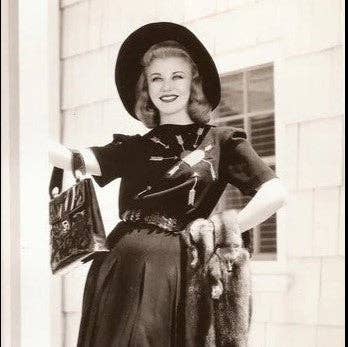 Carefree Black Sweater with Heart and Arrows Illustration [Available in S-L]