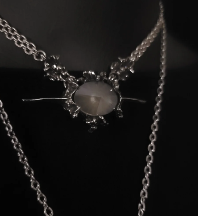 Single crystal fox vertebrae choker