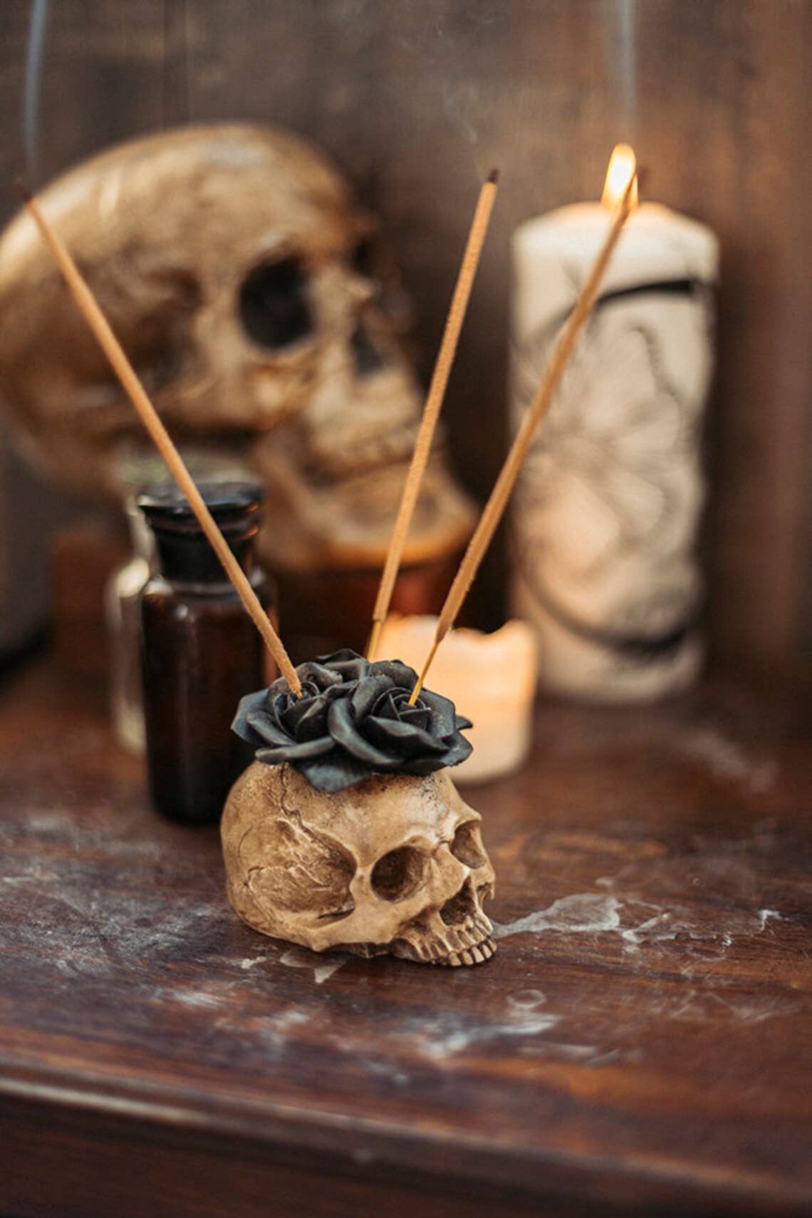 Skull Incense Holder baroque black roses Halloween decor: Black & Gold
