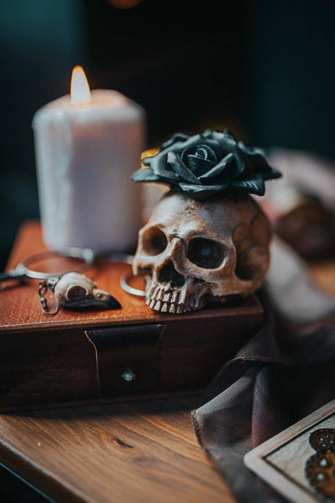 Skull Incense Holder baroque black roses Halloween decor: Black & Gold